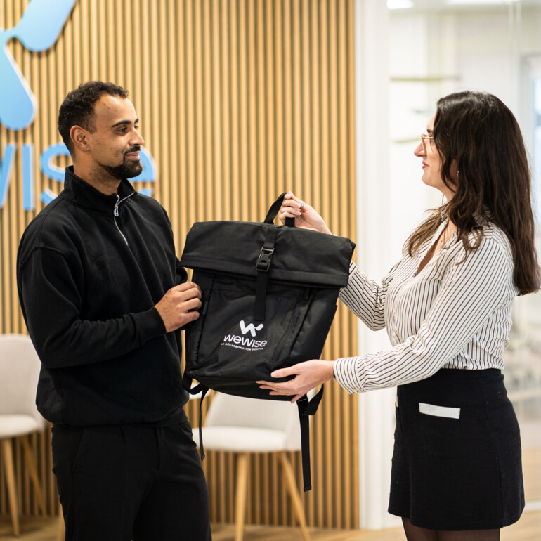 Femme donnant un sac à dos 