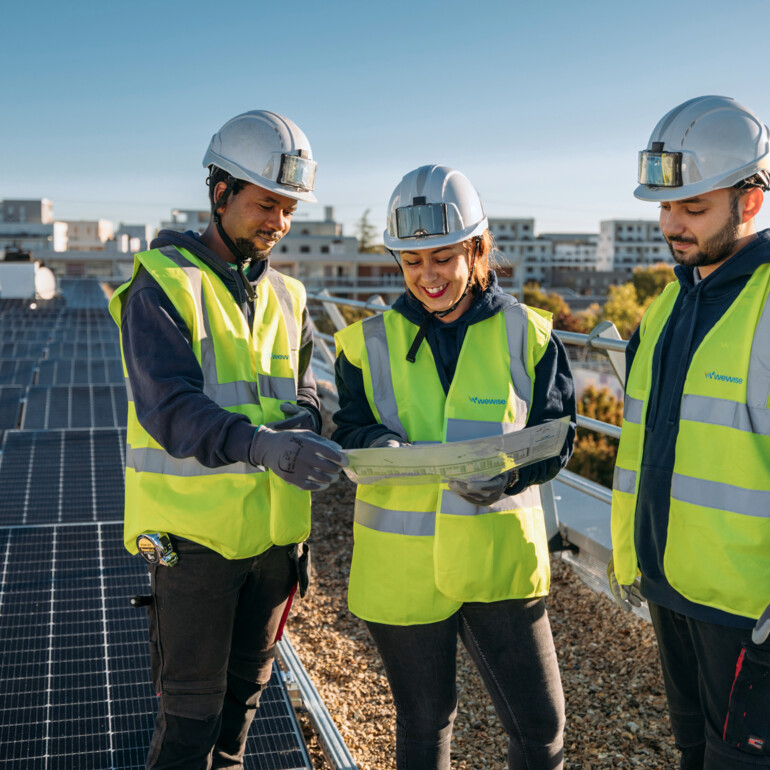 Visuel représentant trois personnes travaillant pour Wewise