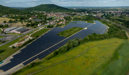 Visuel d'un paysage représentant une étendue de panneaux photovoltaïques
