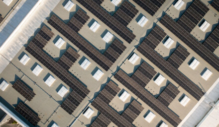Visuel d'un bâtiment équipé de panneaux photovoltaïques