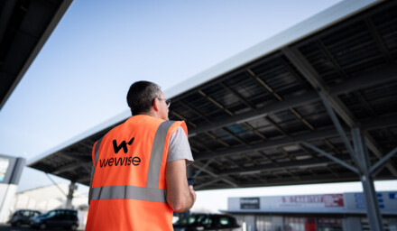 Visuel d'un salarié Wewise portant un gilet orange de sécurité